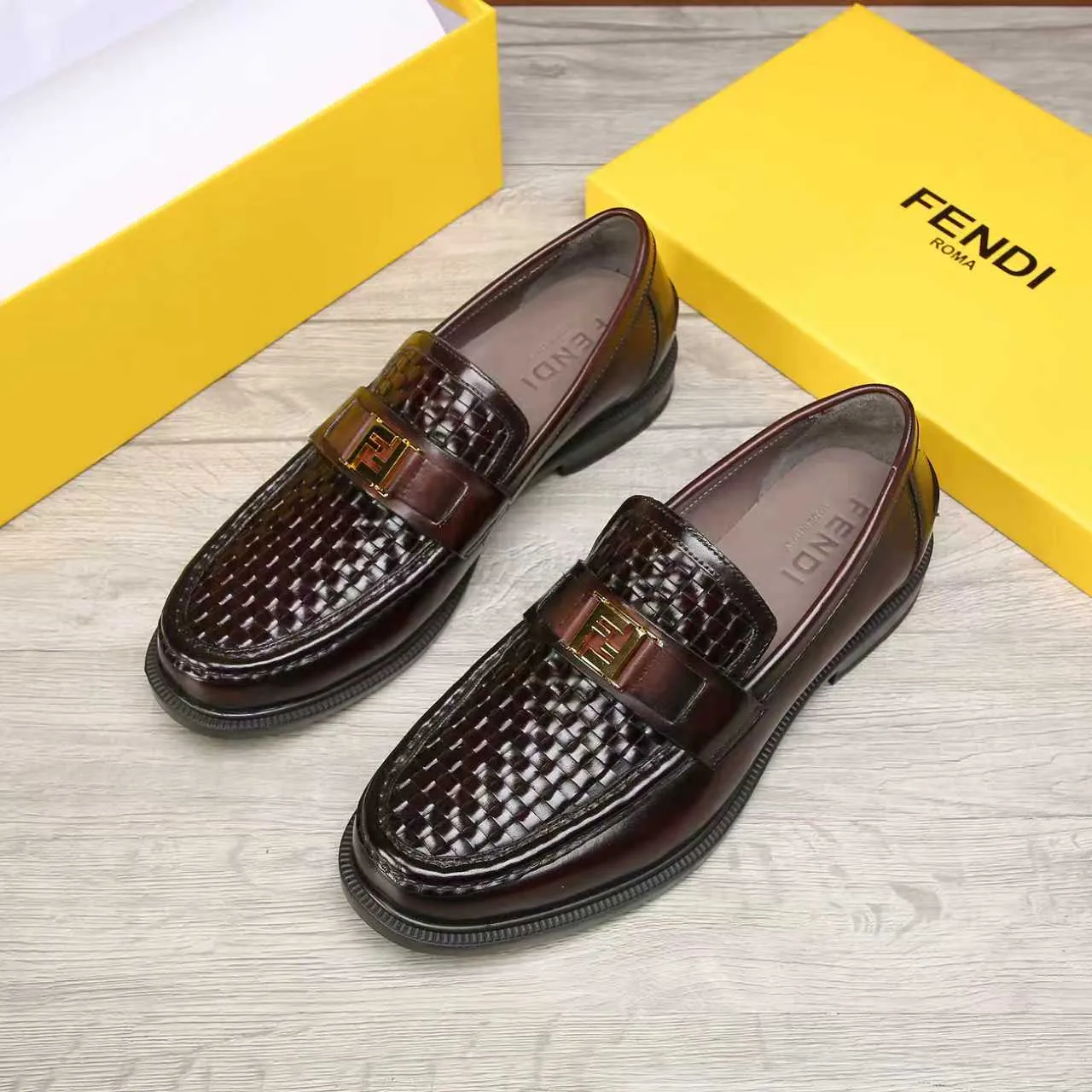 Men's men's shoes 💰 540 💰 Water dyed cowhide 🆘 The latest FENDI ( Fendi ) new casual leather shoes 🕶️🕶️ Simple routing effect, showing an elegant and cool driving shoe 🎬Made of Italian 🇮🇹 imported calfskin + first-layer water-dyed cowhide lining🐂Excellent material🎬Detailed workmanship 🤗Comfortable foot feel➰➰. ​Pair it with any outfit to show your taste and temperament, low-key luxury ♻️Design ​simple and elegant ​noble and fashionable 🍃​Very loved and favored by trendy men 💓❤️Size: 38-44 2⃣️colors available